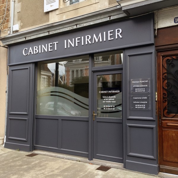 SIGNALÉTIQUE & ENSEIGNES : Vitrines avec décor adhésif<br>(opaque, dépoli et translucide) à Saint-Malo