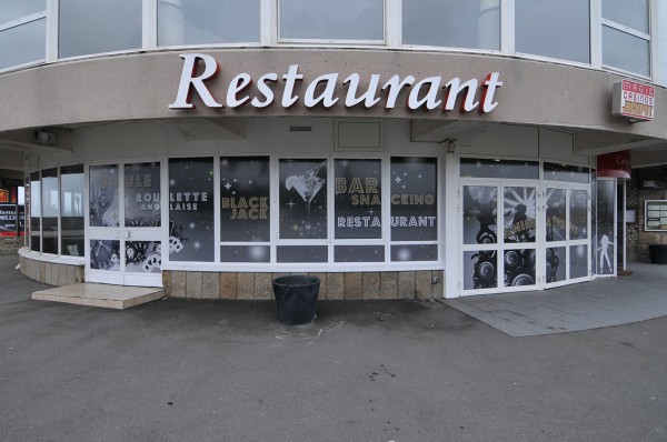 SIGNALÉTIQUE & ENSEIGNES : Vitrines avec adhésif<br>micro perforé à Saint-Malo